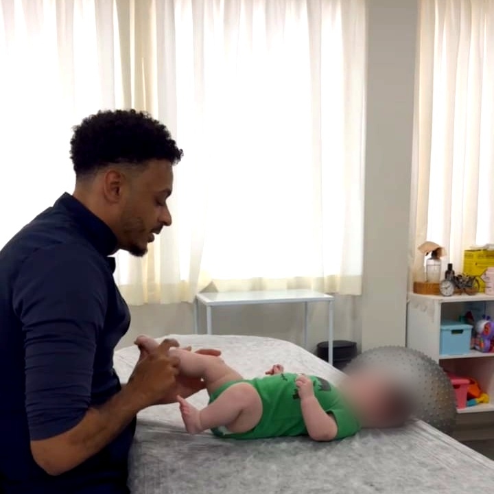 Dr. Caio Guim realizando atendimento especializado de osteopatia pediátrica