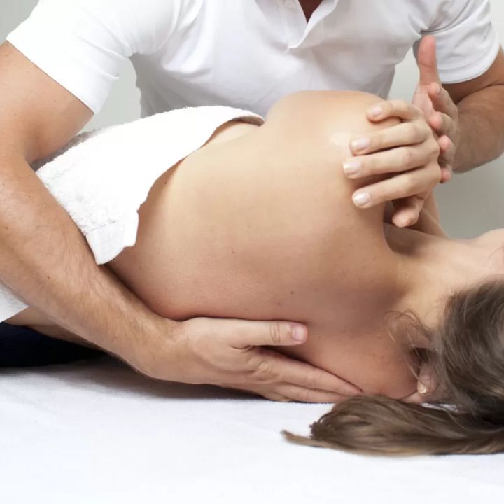 Dr. Caio Guim realizando osteopatia clínica